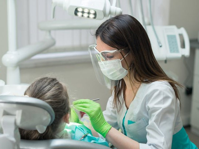 hygiene3 https://thewoodlandsdental.co.uk/wp-content/uploads/2021/09/hygiene3-640x480.jpg